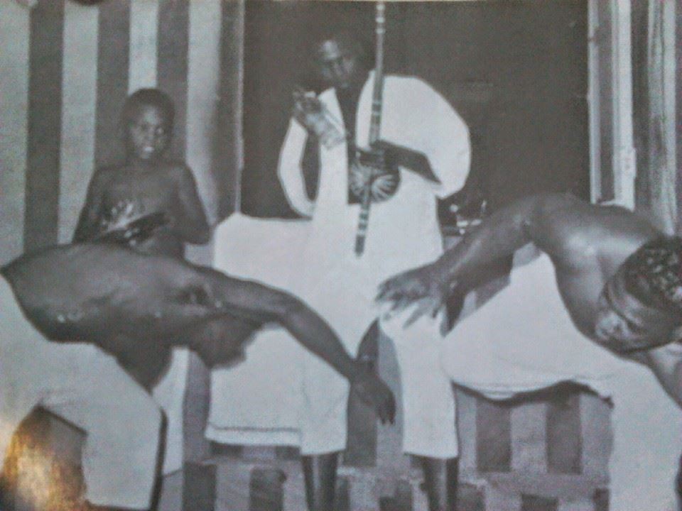 No berimbau, Valdo (que venceu Robson Gracie) dita o jogo entre Waldemar Santana (venceu Hélio Gracie), a direita e Mestre Gato Preto, o menino no pandeiro era Raimundo, mais tarde ficaria conhecido como mestre chibatinha Santana. Todos infelizmente já falecidos